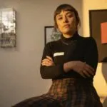 Ejecutiva en entorno profesional con luz cálida, símbolo de liderazgo e innovación con inteligencia artificial