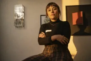 Ejecutiva en entorno profesional con luz cálida, símbolo de liderazgo e innovación con inteligencia artificial