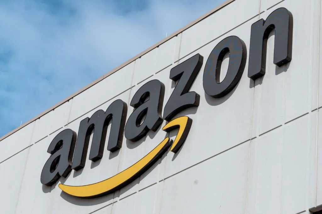 Empleado frente a computadora en entorno corporativo, simbolizando las pruebas de productividad en Amazon