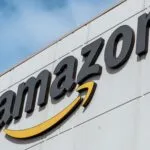Empleado frente a computadora en entorno corporativo, simbolizando las pruebas de productividad en Amazon
