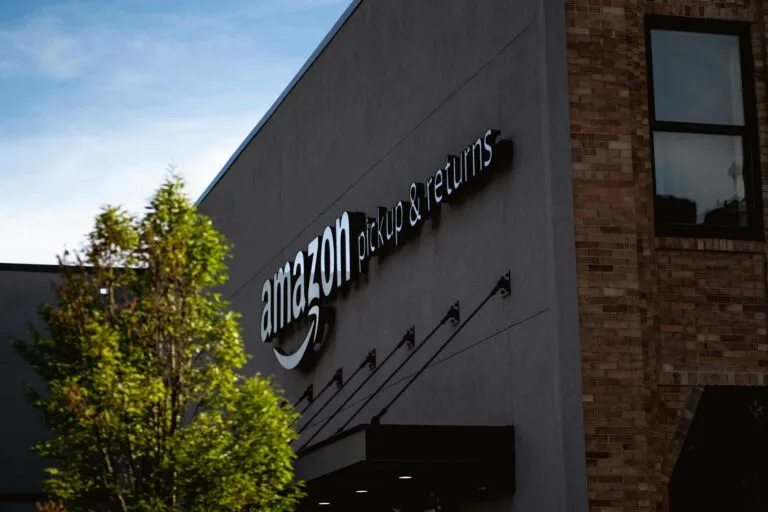 Oficinas corporativas de Amazon vacías tras anunciar recorte de personal como parte de estrategia de eficiencia