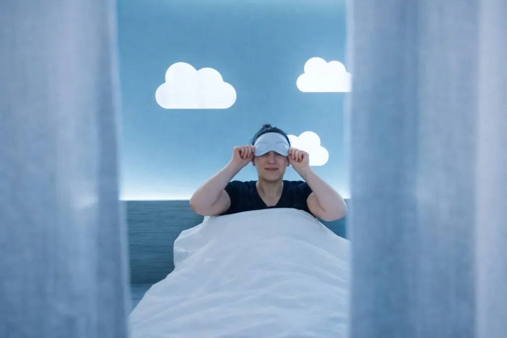 Empleado argentino recostado en un siestario moderno con luz tenue y diseño minimalista