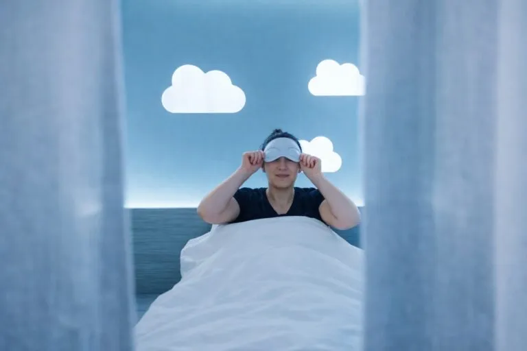 Empleado argentino recostado en un siestario moderno con luz tenue y diseño minimalista