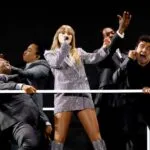 Taylor Swift inicia The Eras Tour en París ante miles de asistentes, marcando el comienzo de su recorrido europeo con un espectáculo de gran formato.