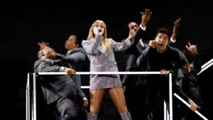 Taylor Swift inicia The Eras Tour en París ante miles de asistentes, marcando el comienzo de su recorrido europeo con un espectáculo de gran formato.