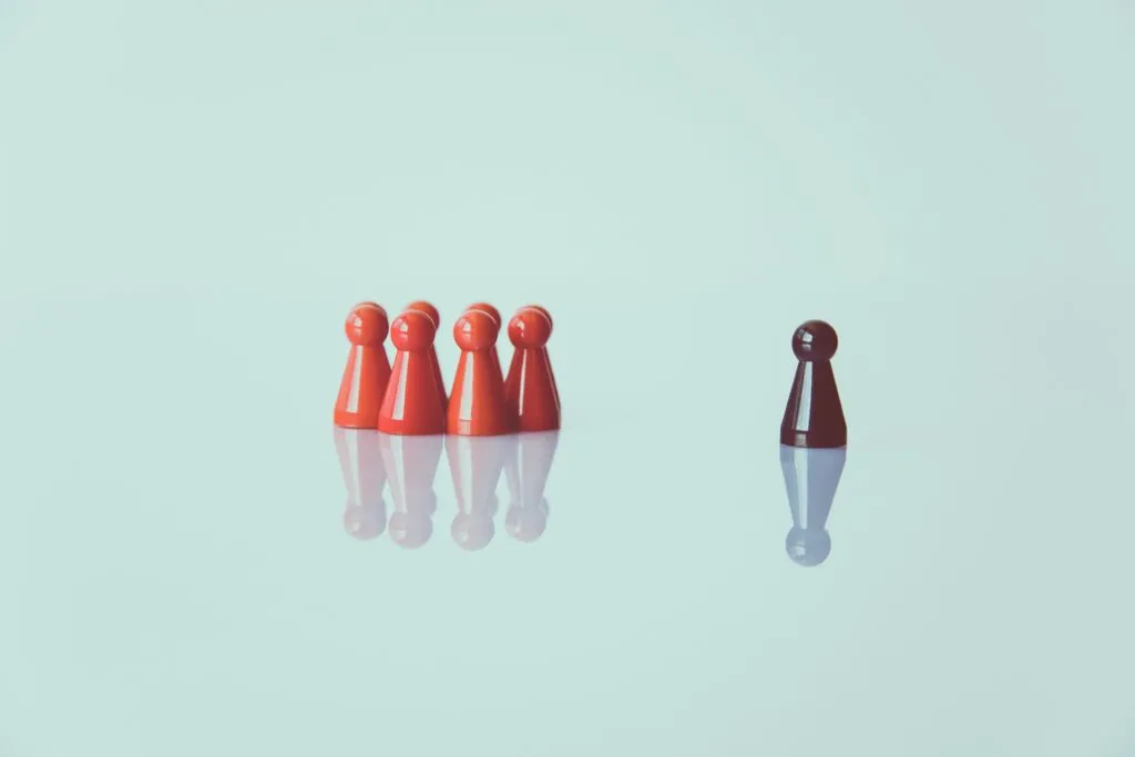 Directivo explica estrategia en reunión con su equipo para fomentar coherencia y claridad