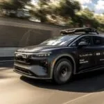 Uber presenta un robotaxi desarrollado con Lucid y Nuro para movilidad autónoma avanzada