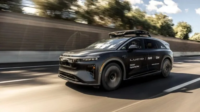 Uber presenta un robotaxi desarrollado con Lucid y Nuro para movilidad autónoma avanzada