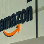 Centro logístico de Amazon reflejando su crecimiento en ingresos frente a Walmart