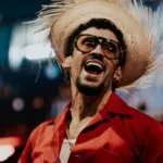 Imagen editorial de Bad Bunny en un entorno empresarial y cultural, representando sus negocios globales