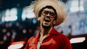 Imagen editorial de Bad Bunny en un entorno empresarial y cultural, representando sus negocios globales