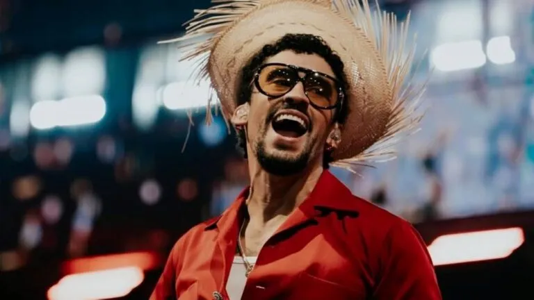 Imagen editorial de Bad Bunny en un entorno empresarial y cultural, representando sus negocios globales