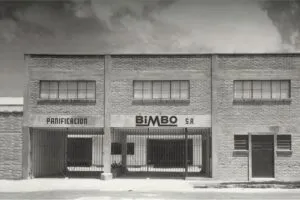 Evolución de Grupo Bimbo desde sus primeras panaderías en México hasta sus plantas industriales modernas en 2026