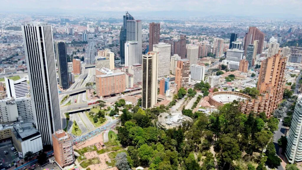 Imagen de edificios clase A en Bogotá que representan el auge de las oficinas premium con vacancia mínima en 2026