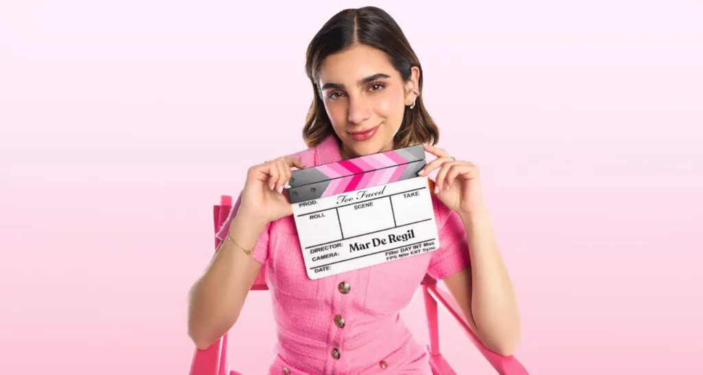Mar de Regil representando a Too Faced como embajadora de belleza en México dentro de una estrategia de marca local