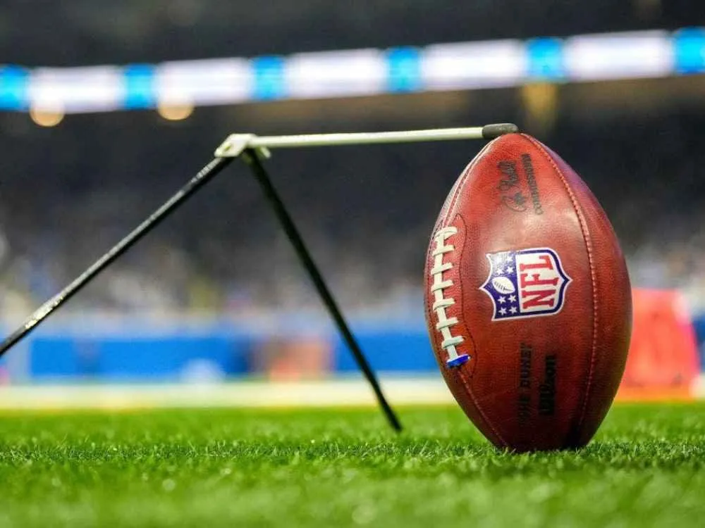 Estadio del Super Bowl lleno durante el partido, reflejando su impacto cultural, publicitario y económico en 2026
