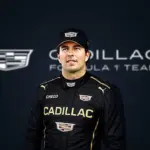 Monoplaza CA01 de Cadillac resaltando los patrocinadores de Checo Pérez en una estrategia de innovación corporativa y tecnológica en F1.
