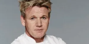 Gordon Ramsay en cocina profesional representando su marca global y expansión empresarial en 2026