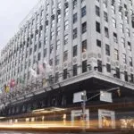 Fachada e interior de Bloomingdale’s representando la transformación del retail y su adaptación digital en 2026