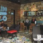 nterior de Cielito Querido Café con diseño gráfico mexicano que refleja su impacto en el mercado de cafeterías