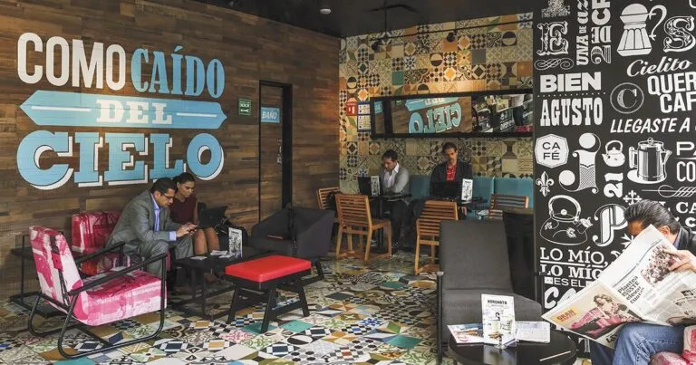 nterior de Cielito Querido Café con diseño gráfico mexicano que refleja su impacto en el mercado de cafeterías