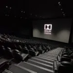 Sala de cine moderna frente a experiencia de streaming en casa representando la competencia cine vs streaming en 2026