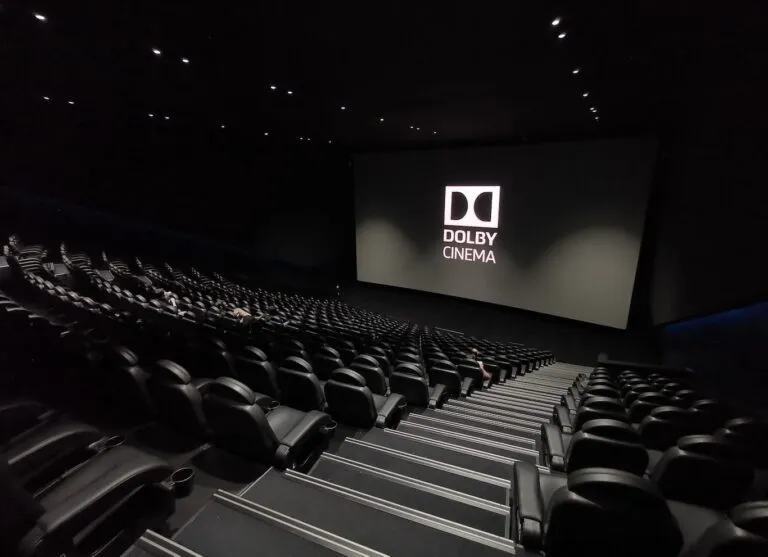 Sala de cine moderna frente a experiencia de streaming en casa representando la competencia cine vs streaming en 2026