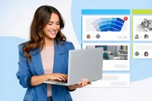 profesionales mexicanos trabajando en un entorno híbrido con interacción digital y presencial reforzando cultura empresarial híbrida