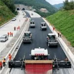 Vehículos robotizados y sensores avanzados en obra vial representando carretera robotizada y digitalización de infraestructuras