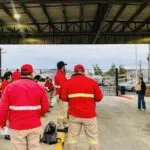 Empleados uniformados de una empresa en Tecate atienden una plática sobre prevención de extorsión telefónica como parte de la cultura empresarial