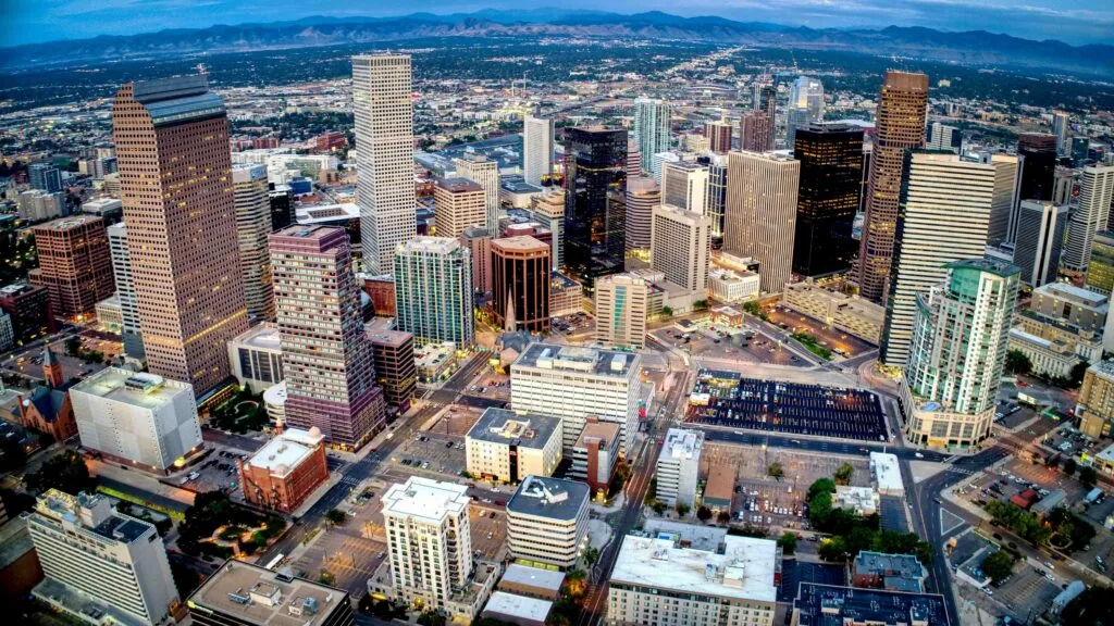 Vista panorámica de Denver con edificios de negocios, arte urbano y naturaleza reflejando turismo y oportunidades empresariales