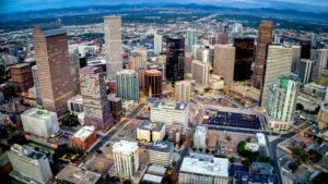 Vista panorámica de Denver con edificios de negocios, arte urbano y naturaleza reflejando turismo y oportunidades empresariales