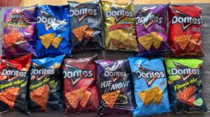 Variedad de sabores internacionales de Doritos representando su impacto en la industria global de snacks