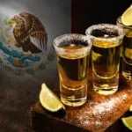 Instalaciones modernas de producción del tequila mexicano mostrando innovación y estrategia empresarial