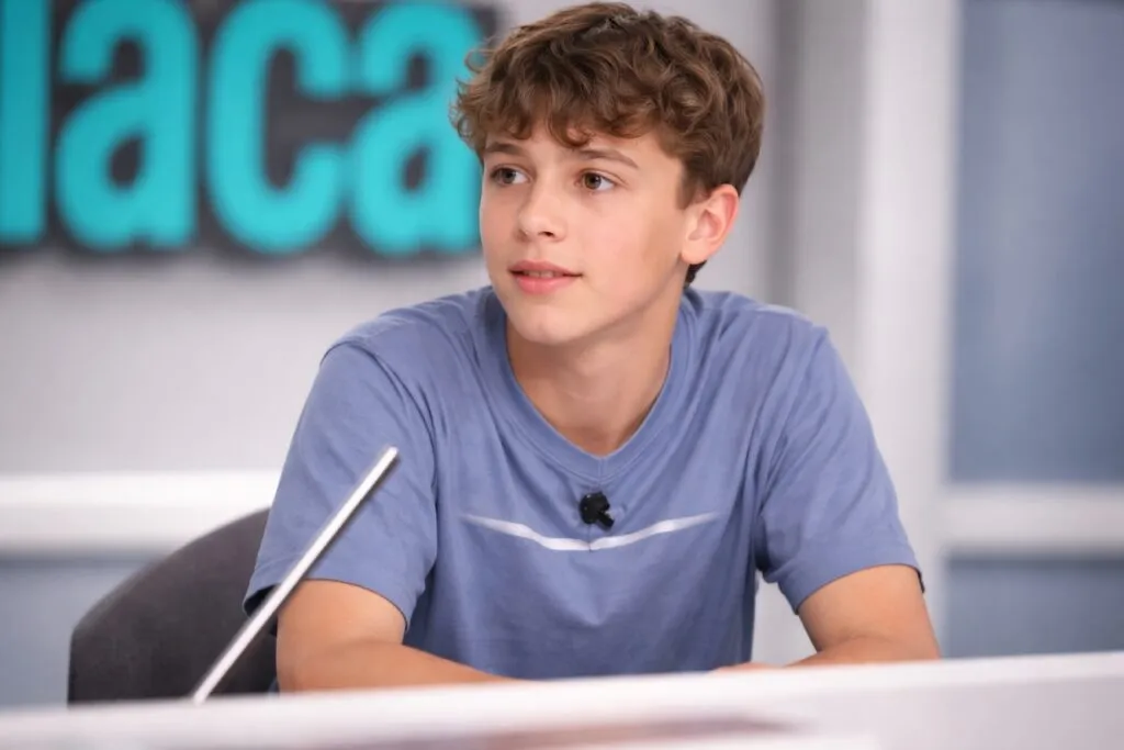 Adolescente español trabajando con impresora 3D como símbolo de emprendimiento juvenil y creatividad empresarial