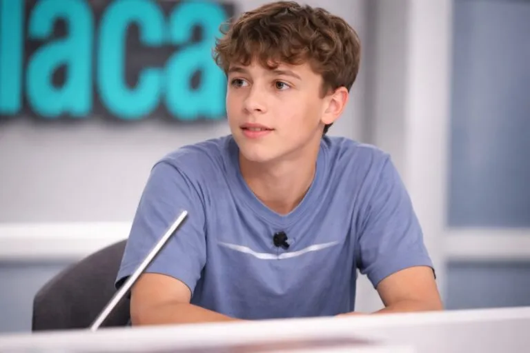 Adolescente español trabajando con impresora 3D como símbolo de emprendimiento juvenil y creatividad empresarial