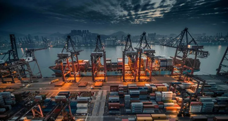 Empresarios españoles planificando estrategias frente a aranceles internacionales y retos del comercio global