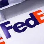 Avión de FedEx y paquetes representando reembolsos aranceles tras fallo judicial en Estados Unidos, implicaciones comerciales y confianza del cliente