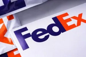 Avión de FedEx y paquetes representando reembolsos aranceles tras fallo judicial en Estados Unidos, implicaciones comerciales y confianza del cliente