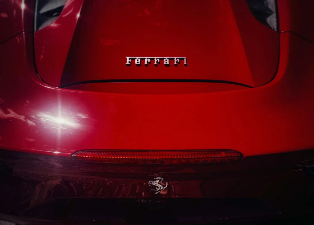 Cabina del Ferrari Luce diseñada por Jony Ive con estética minimalista y tecnología integrada