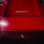Cabina del Ferrari Luce diseñada por Jony Ive con estética minimalista y tecnología integrada