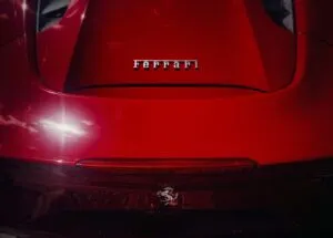 Cabina del Ferrari Luce diseñada por Jony Ive con estética minimalista y tecnología integrada