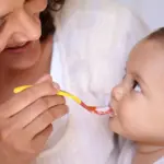 Evolución de la historia de Gerber desde frascos antiguos de papilla hasta producción industrial moderna