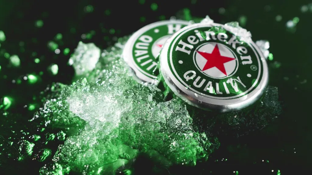 Planta de producción de Heineken mientras la empresa anuncia recorte global de empleos por menor demanda