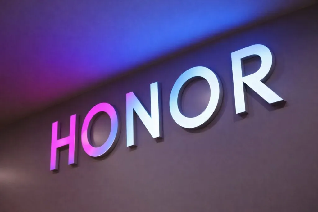 Dispositivos Honor Robot Phone y Magic V6 en evento tecnológico MWC 2026 Barcelona con enfoque en IA y robótica