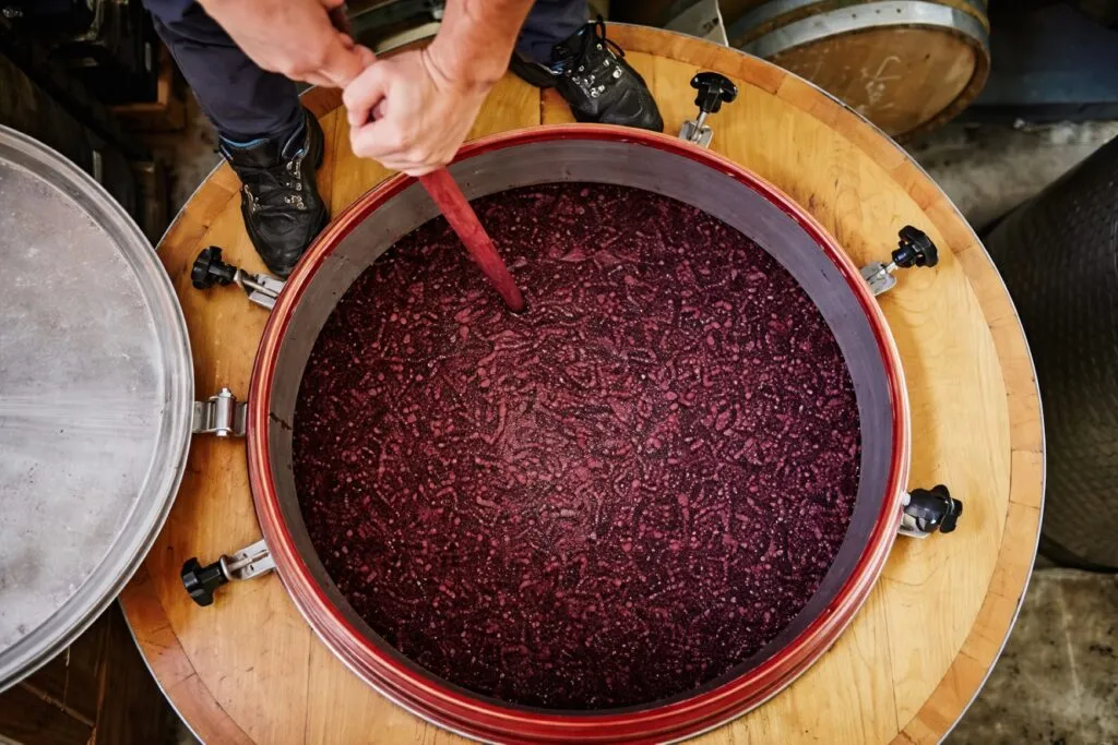 Representación tecnológica de la fermentación del vino con IA en bodegas españolas mediante gemelo digital y sensores inteligentes