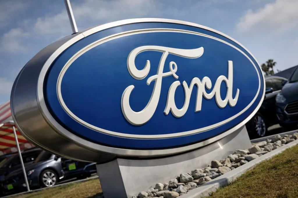 Ingenieros trabajando con tecnología de prototipos en el MakerSpace del Global Technology and Business Center de Ford de México