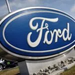 Ingenieros trabajando con tecnología de prototipos en el MakerSpace del Global Technology and Business Center de Ford de México