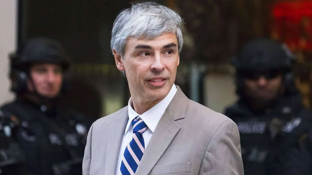 Larry Page en entorno corporativo mientras reorganiza sus empresas fuera de California