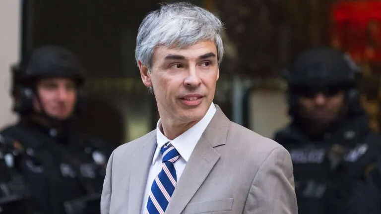 Larry Page en entorno corporativo mientras reorganiza sus empresas fuera de California